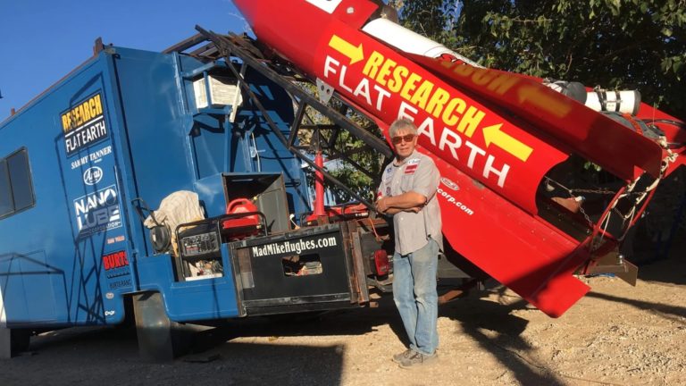 Mike Hughes, o doidão terraplanista, ao lado de um dos seus foguetes