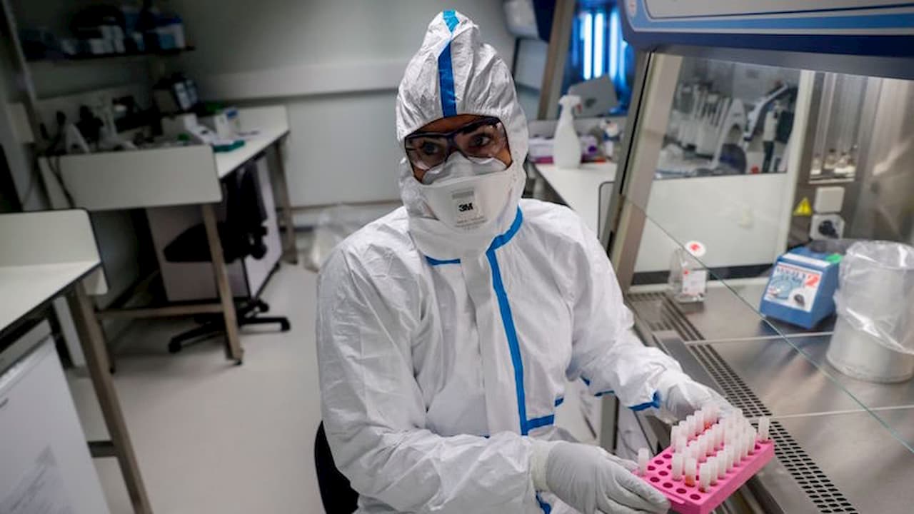 Um operador de laboratório usando equipamento de proteção na França. O país relatou a primeira morte por coronavírus, ou COVID-19, fora da Ásia