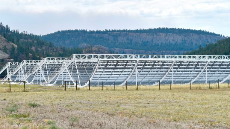 Telescópio canadense CHIME (Canadian Hydrogen Intensity Mapping Experiment)