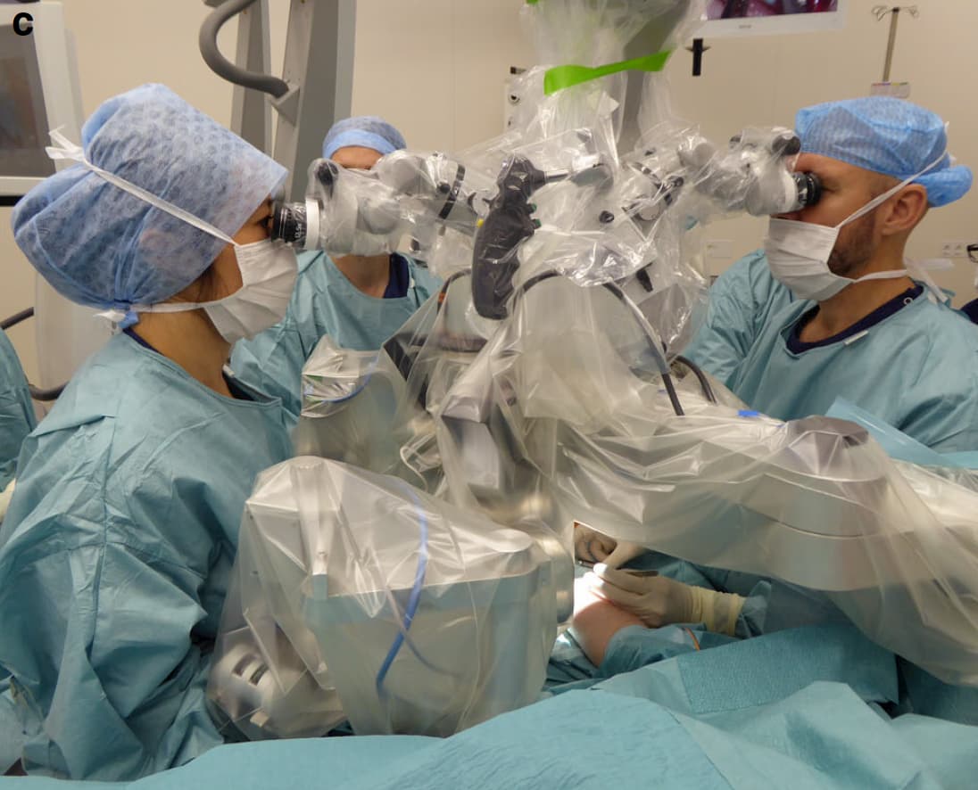 Cirurgiões usando o robô