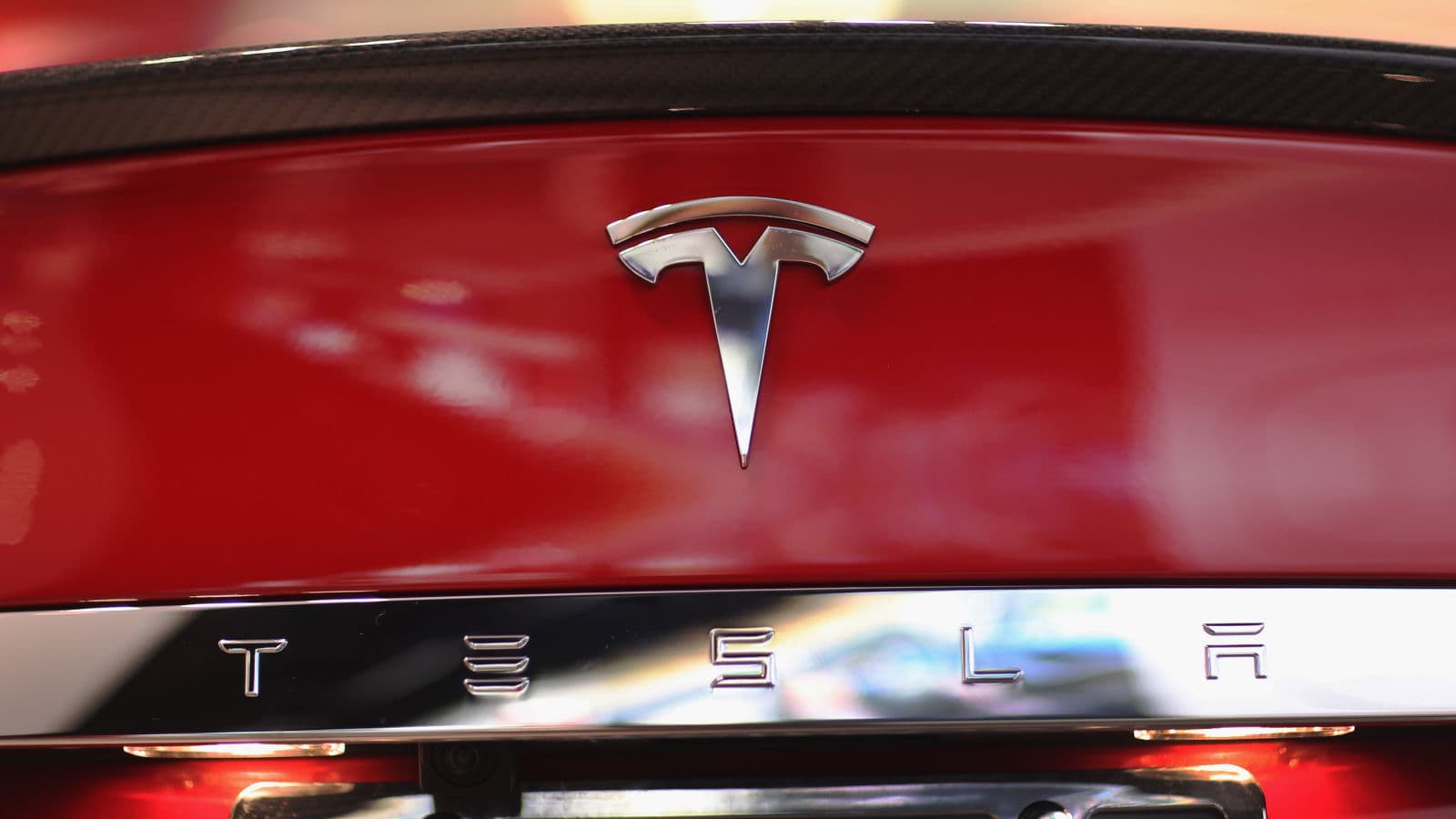 Detalhe do logo da Tesla em um carro