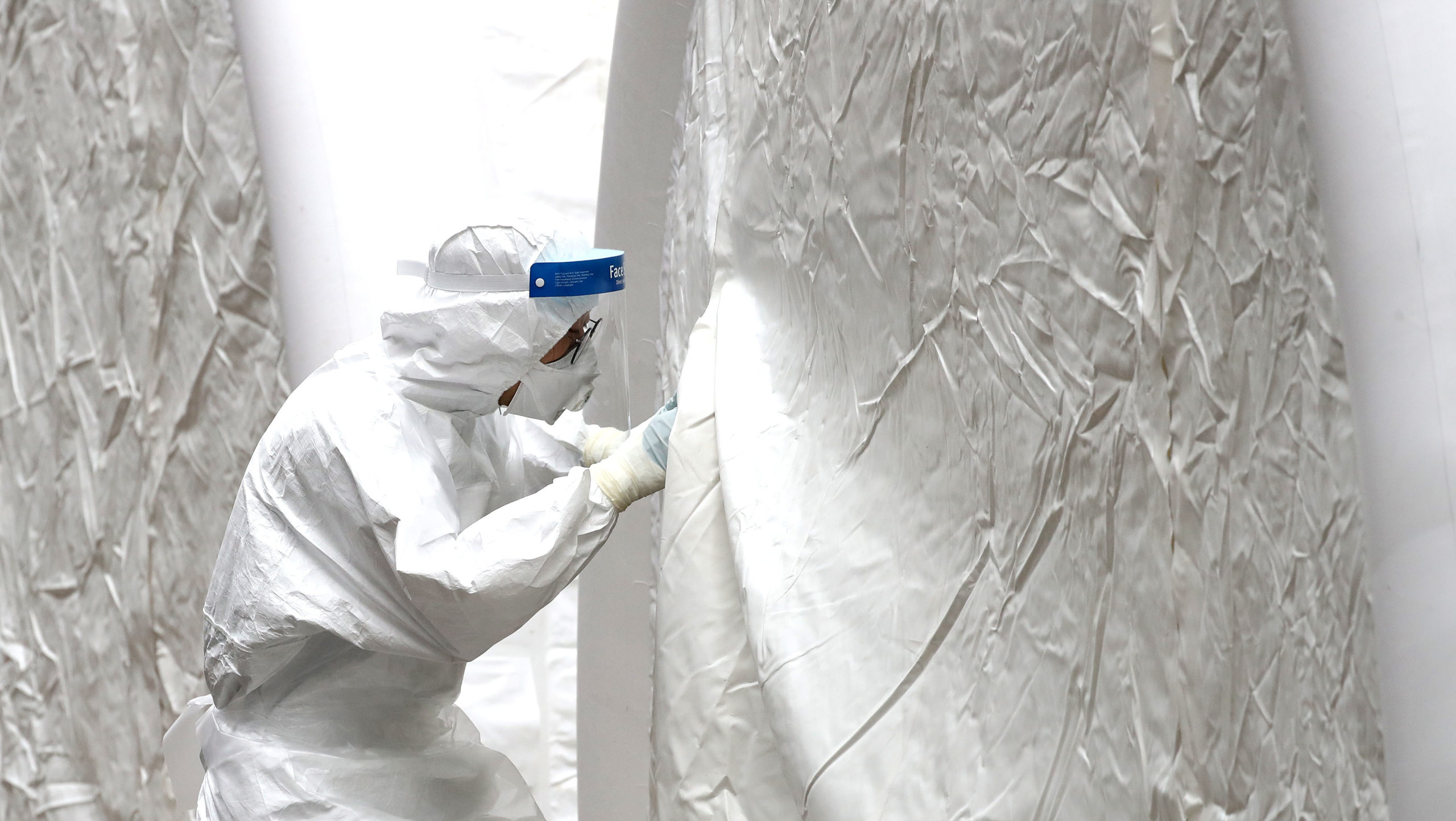 Trabalhador da área da saúde em nova instalação na Coreia do Sul para receber infectados com COVID-19. Crédito: Getty Images