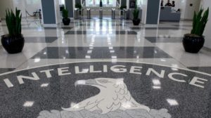 Parte do logo da CIA estampado no chão