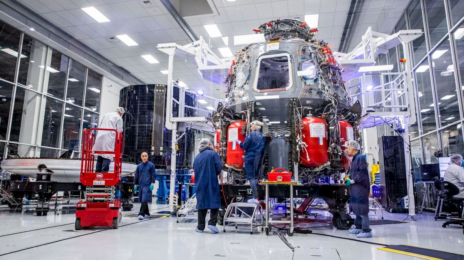 Funcionários da SpaceX trabalham na nave reutilizável Crew Dragon