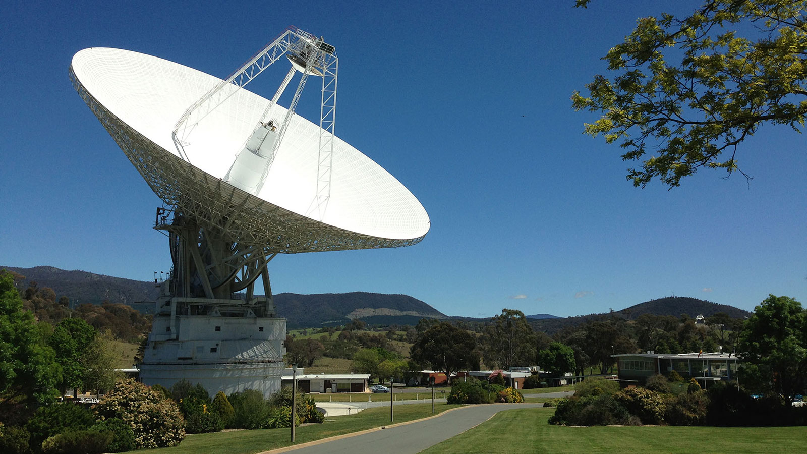 Antena de rádio DSS43 em instalações de Canberra (Austrália) da DSN (Deep Space Network). Crédito: NASA/Canberra Deep Space Communication Complex