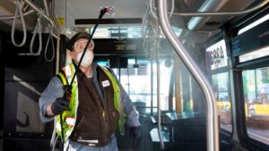 Funcionário espirra produto desinfetante em ônibus de Seattle