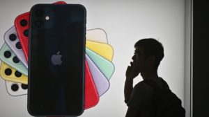 Homem posa ao lado de iPhone 11. Crédito: PHILIP FONG/AFP via Getty Images