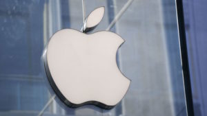 Foto tirada do logotipo da Apple em loja na Itália. Crédito: Miguel Medina (AFP via Getty Images)