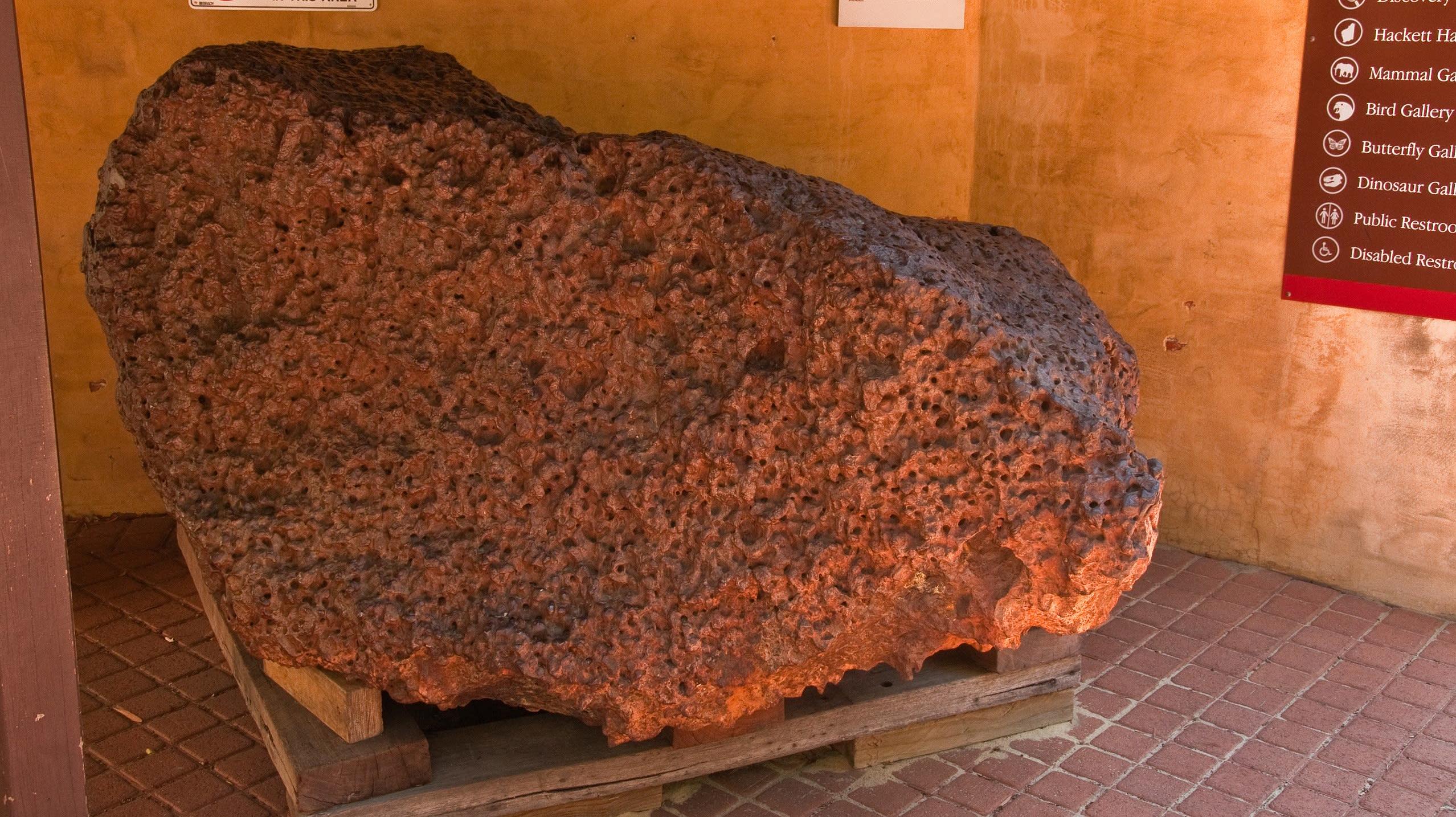 Massa do meteorito Mundrabilla. Os cientistas encontraram grãos de material supercondutor em um pequeno fragmento de Mundrabilla. Crédito: Graeme Churchard/Wikimedia Commons