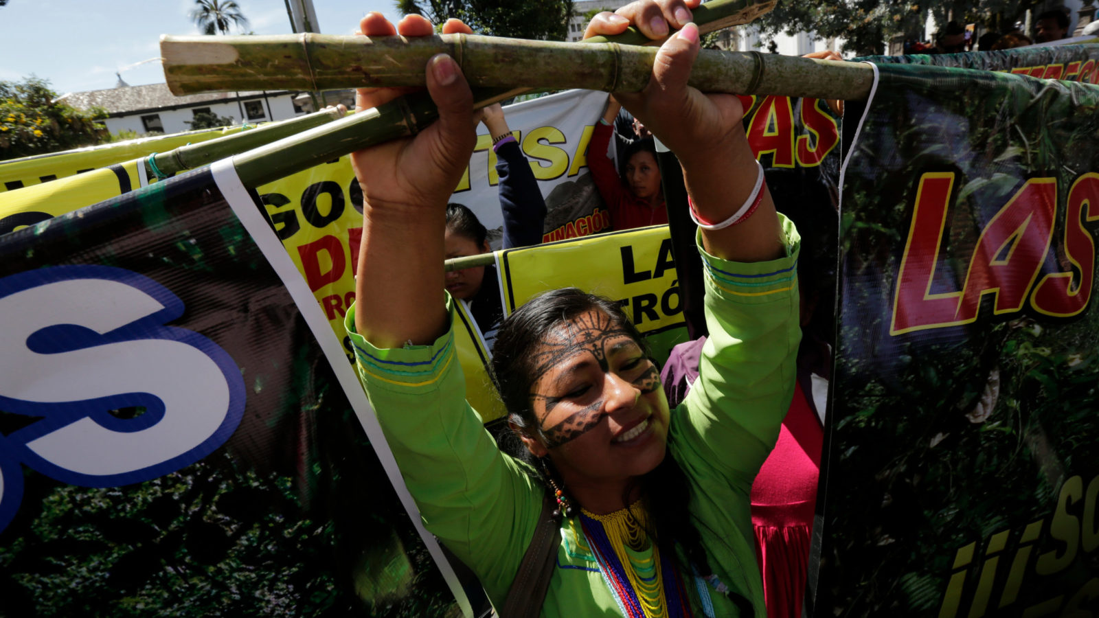 Indígena protesta em Quito, Equador, contra extração de recursos da floresta amazônica. Crédito: AP