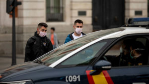 Polícia aborda dois rapazes na Espanha. Crédito: Pablo Blazquez Dominguez (Getty Images)