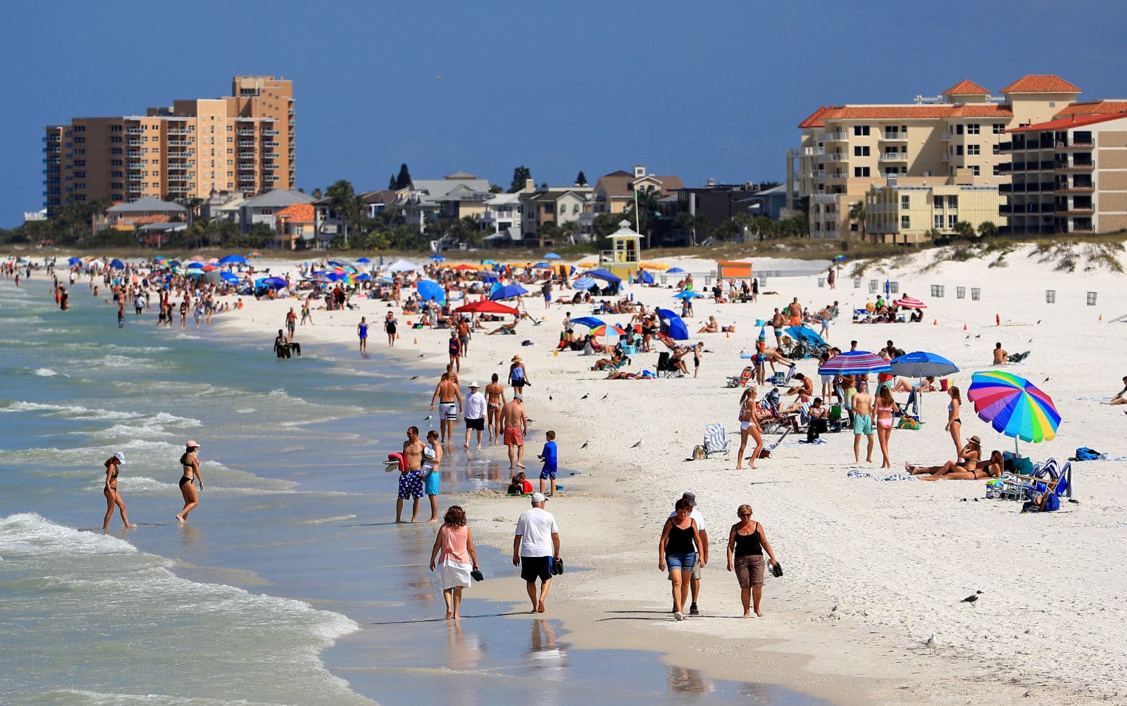 Pessoas visitam Clearwater Beach durante a pandemia do coronavírus