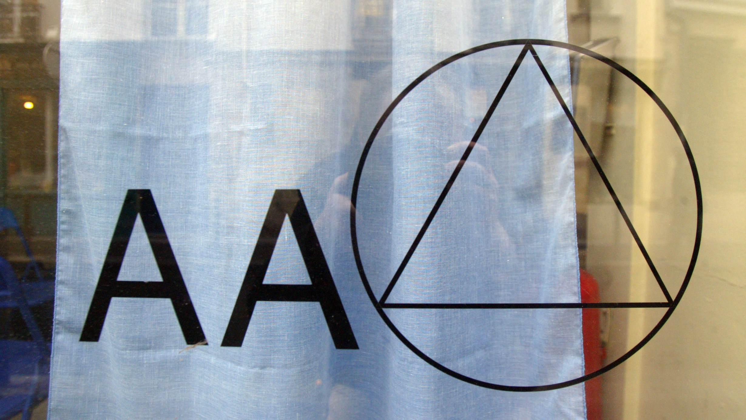 Logotipo do AA em escritório da instituição na França. Crédito: Getty Images