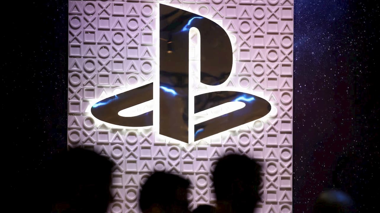 Logo do PlayStation em estande da Sony