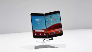 Aparelho Surface Duo -- um smartphone dobrável com duas telas na parte de dentro