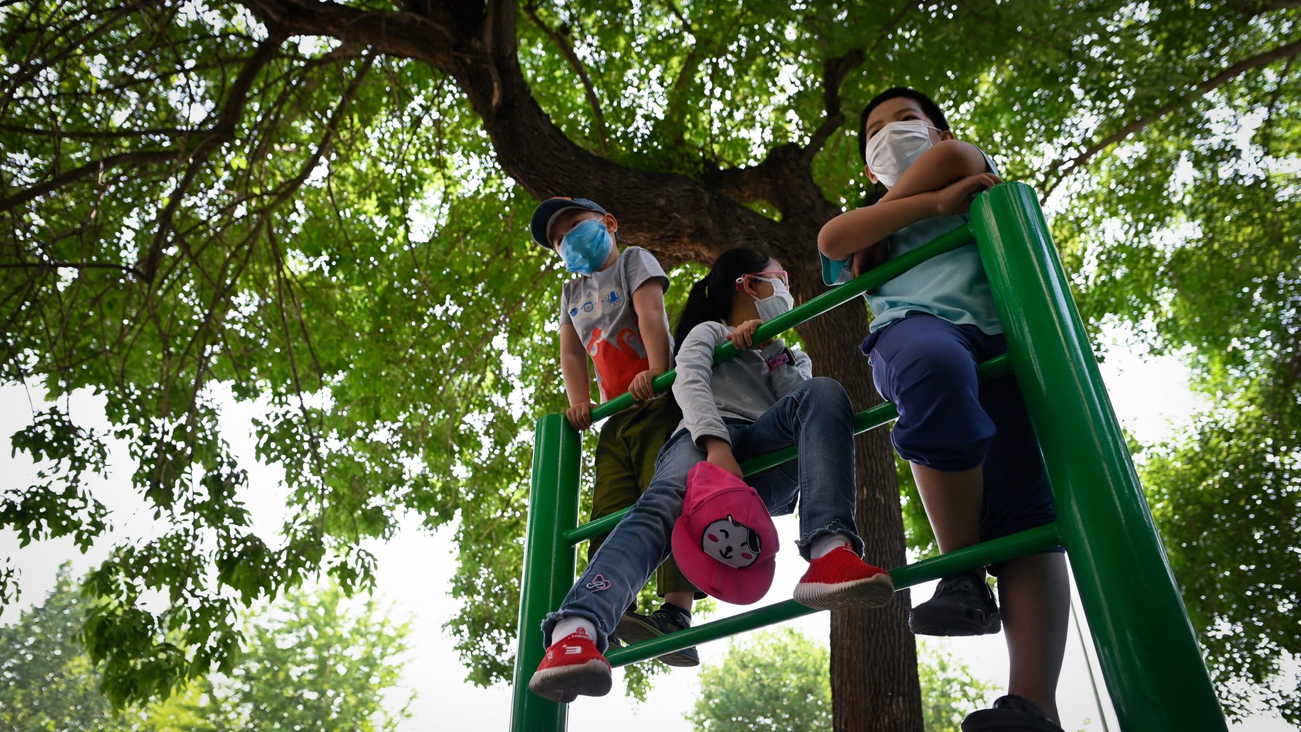 Crianças chinesas usando máscara. Crédito: Getty Images