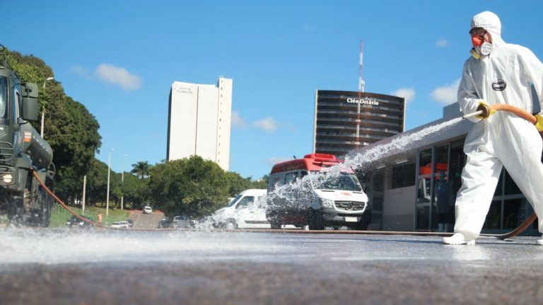 Forças Armadas promovem ação de desinfecção no Hospital Regional da Asa Norte (HRAN), uma das medidas adotadas para prevenir a contaminação pelo novo coronavírus. Crédito: Marcello Casal Jr/Agência Brasil