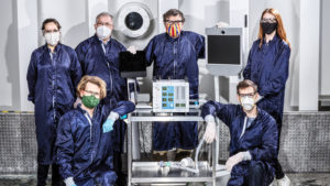 Seis membros dos 12 engenheiros envolvidos na criação do VITAL, um novo respirador para pacientes de COVID-19. Crédito: NASA/JPL-Caltech