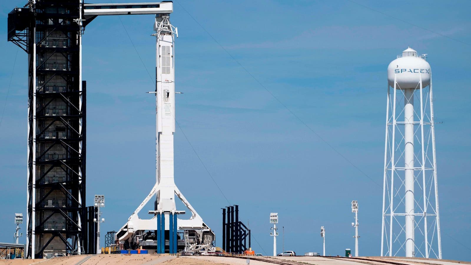 Foguete Falcon 9 da SpaceX com a cápsula do Crew Dragon não tripulada