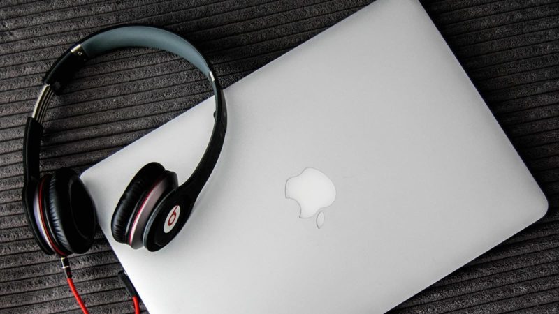 MacBook e fone de ouvido