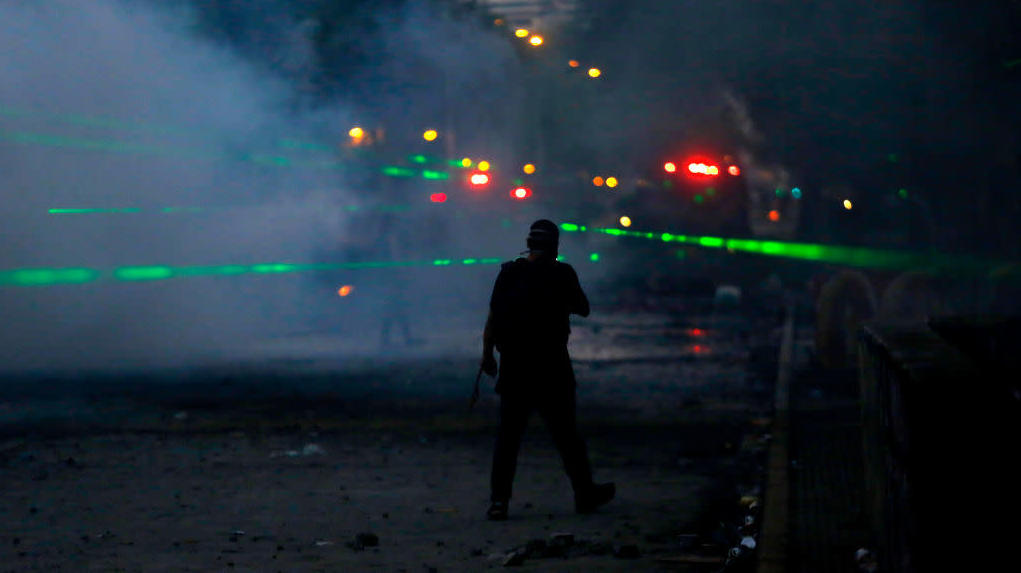 Luzes com policial. Crédito: Marcelo Hernandez/Getty Images