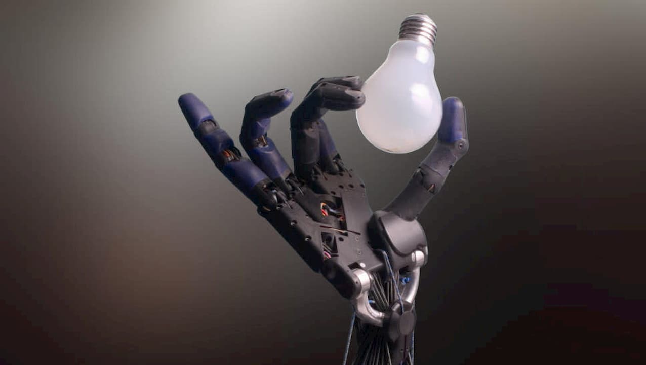 Mão robótica segurando uma lâmpada
