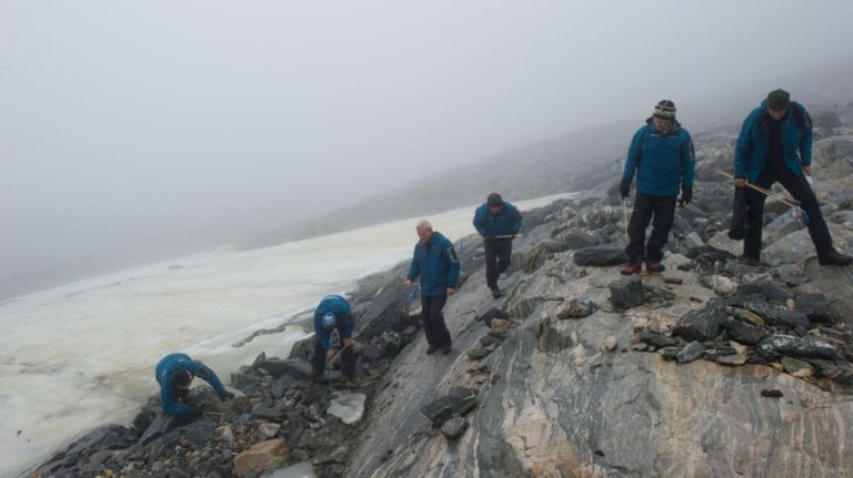 Arqueólogos realizam trabalho de campo em Lendbreen, Noruega