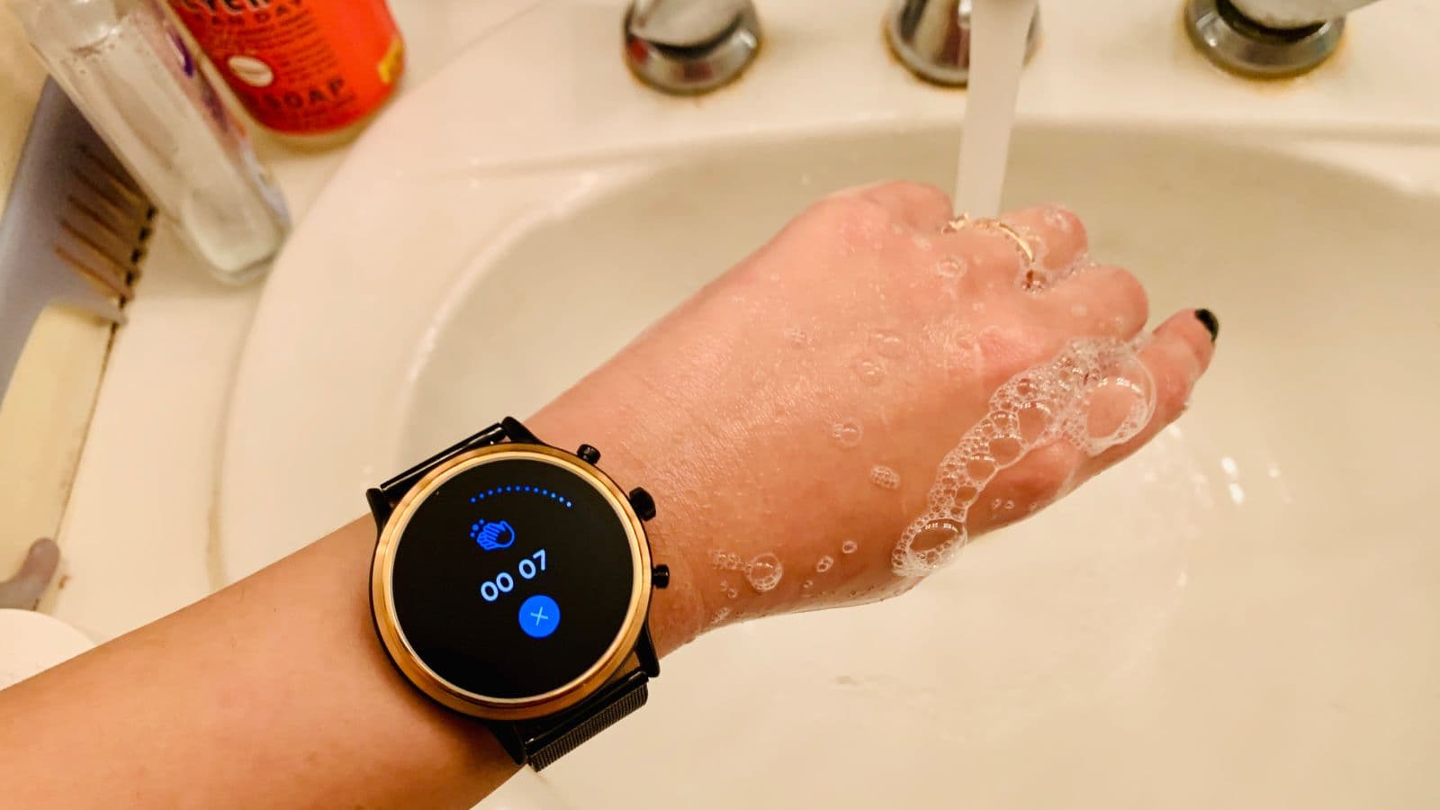 Smartwatch Wear OS com o temporizador para lavar as mãos
