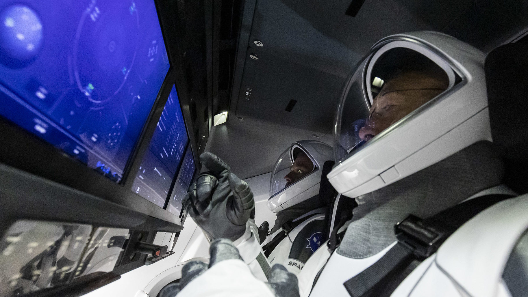 Astronautas da NASA durante teste em cápsula em janeiro de 2020. Crédito: SpaceX