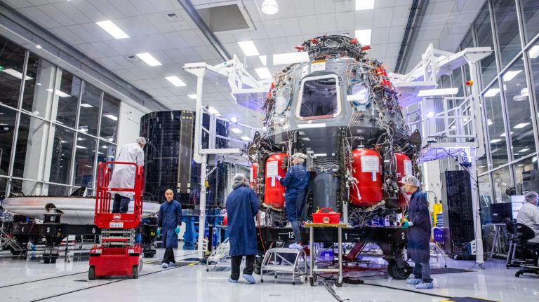 Equipe da SpaceX trabalha na cápsula Crew Dragon. Crédito: Philip Pacheco (AFP via Getty Images)