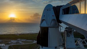 A cápsula Crew Dragon no topo do foguete Falcon 9 da SpaceX