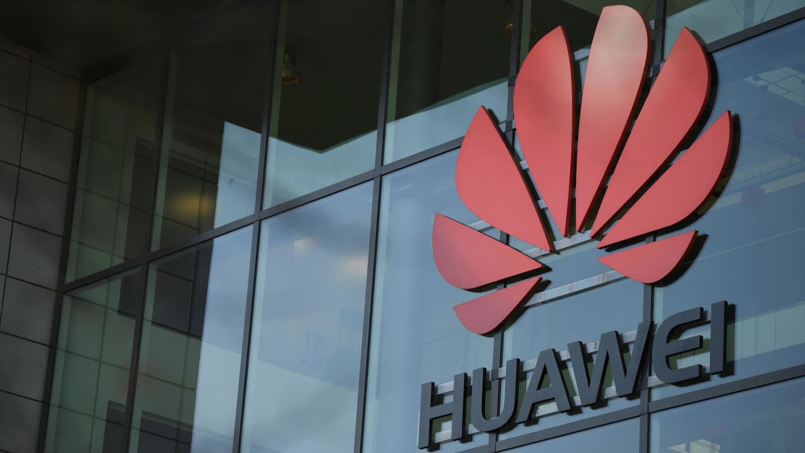 Fachada com logo da Huawei