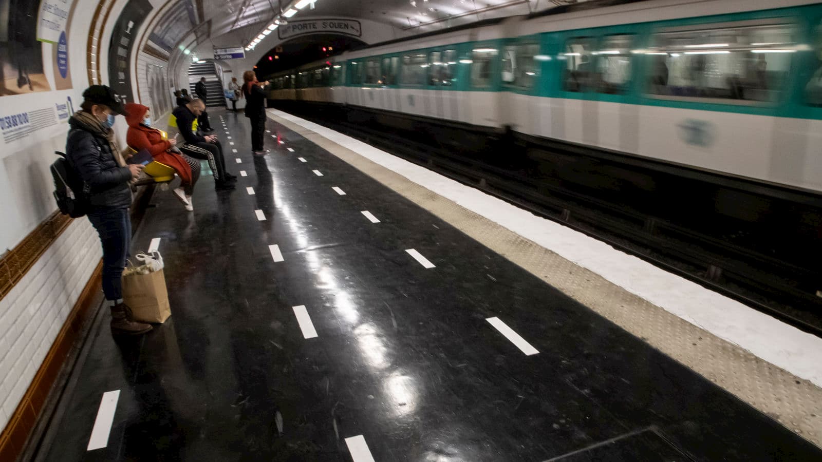 Uma estação de metrô em Paris, na França