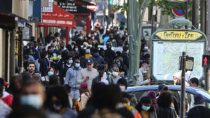 Pessoas em rua lotada na França. Crédito: Getty Images