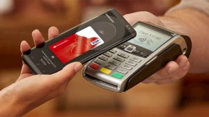 Pessoa pagando pelo celular com Samsung Pay