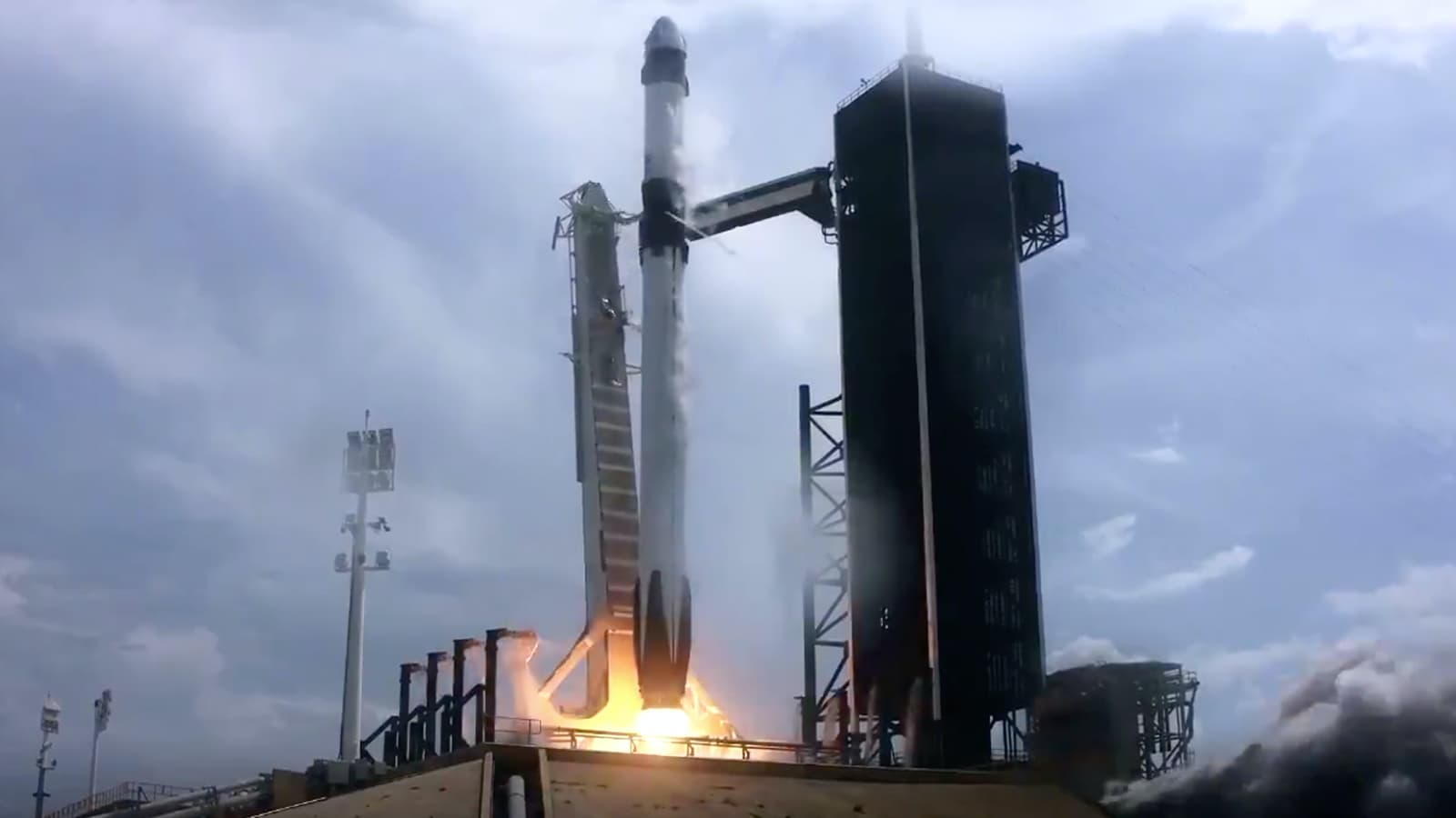 Momento do lançamento do foguete Falcon 9 da SpaceX