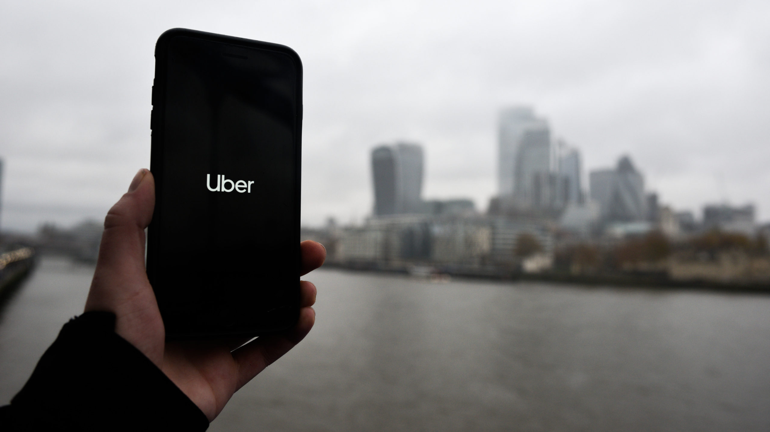 App da Uber rodando em tela de smartphone. Crédito: Getty Images
