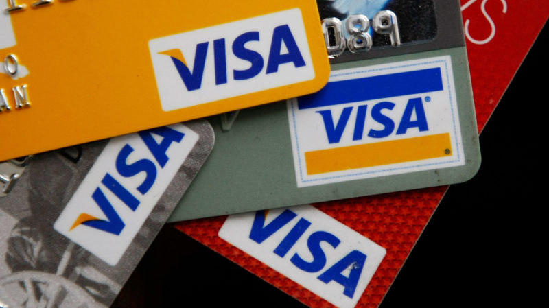 Cartões de crédito com bandeira Visa. Crédito: Getty Images