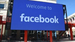 Placa que diz "bem-vindo ao Facebook" em Menlo Park, na sede da empresa, na Califórnia. Crédito: Josh Edelson/Getty Images