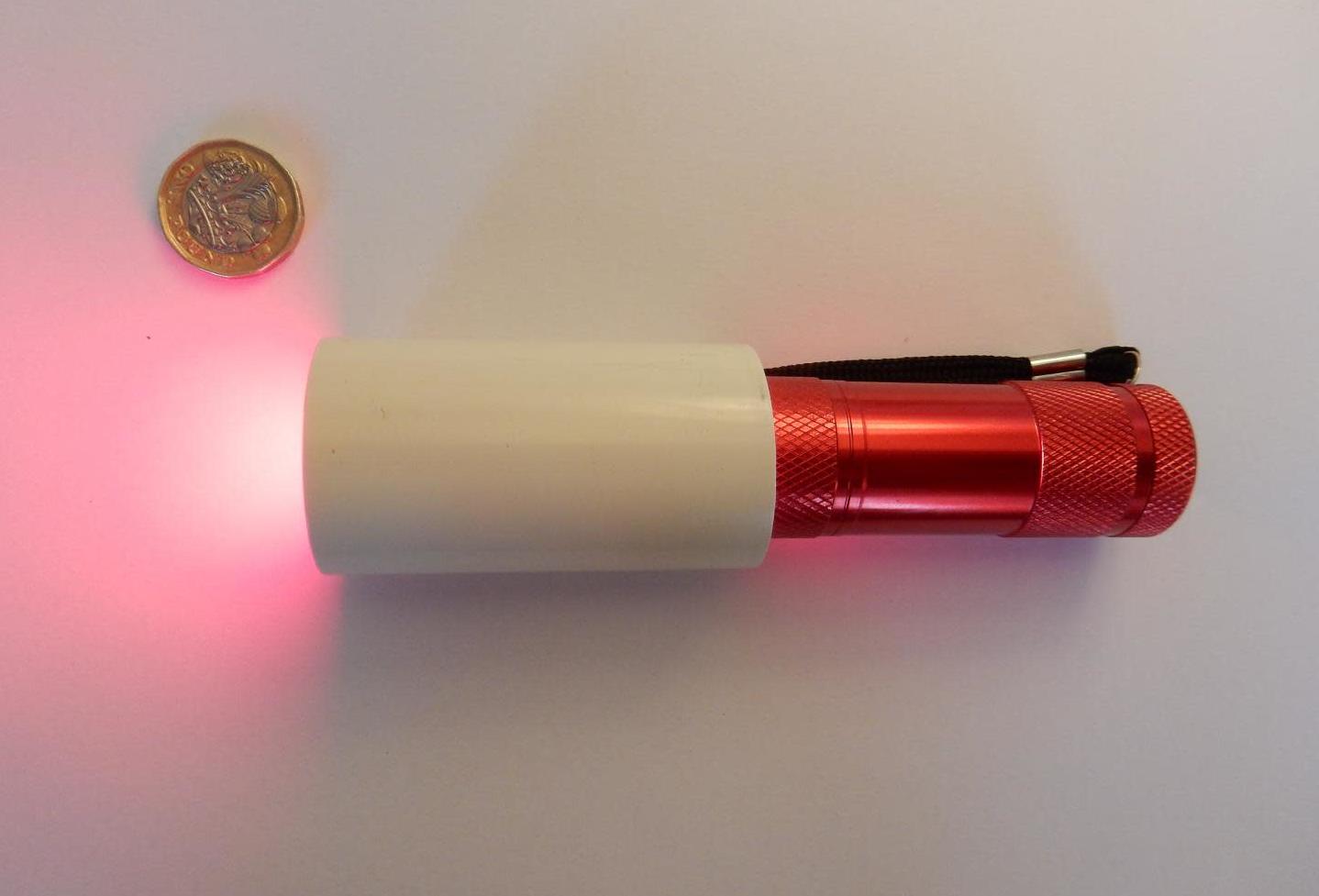 Lanterna de luz vermelha usada no estudo. Crédito: University College London