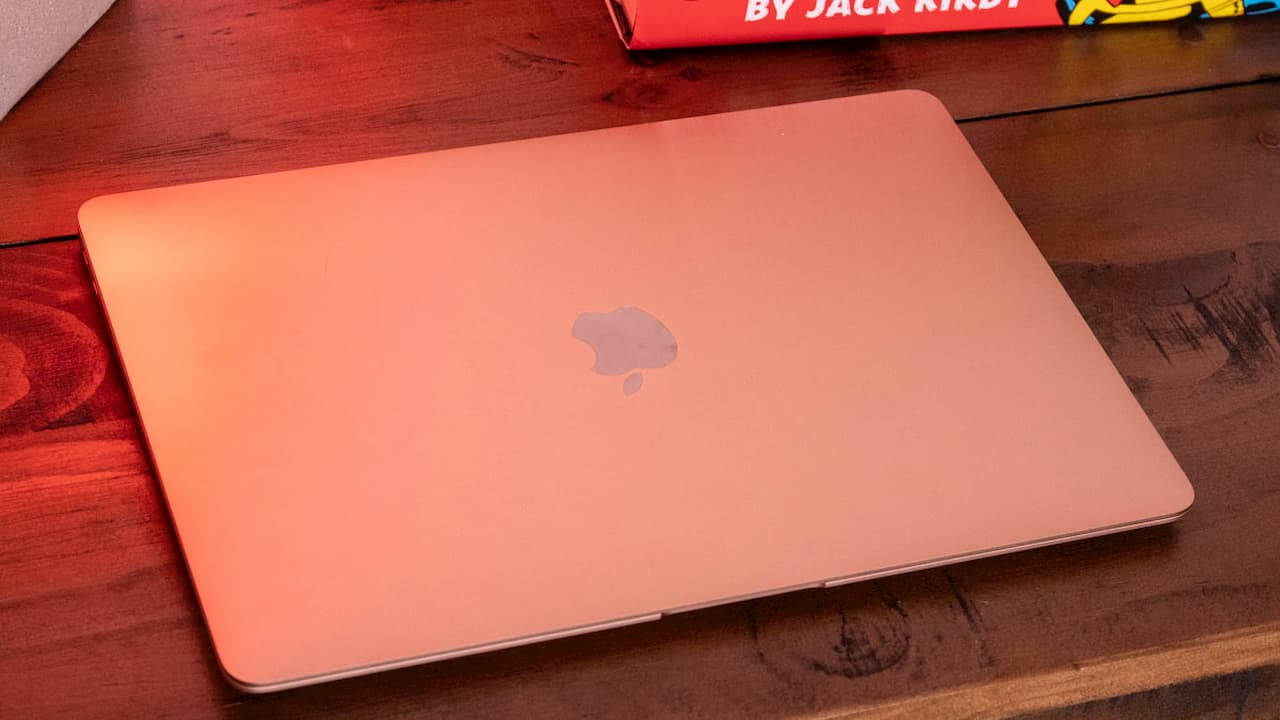 MacBook com a tampa fechada