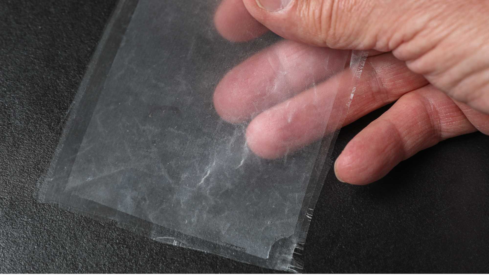 Detalhe do material transparente desenvolvido por pesquisadores suíços