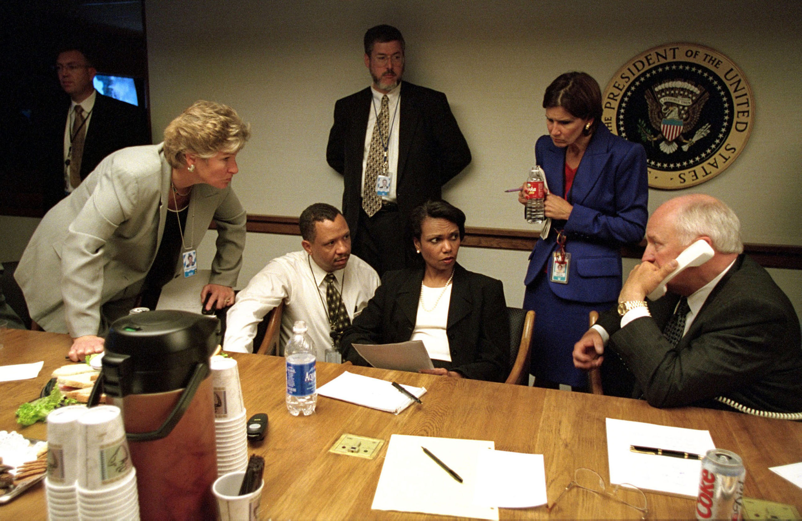 Condoleeza Rice na mesa do Centro Presidencial de Operações de Emergência. Crédito: Arquivos Nacionais dos EUA