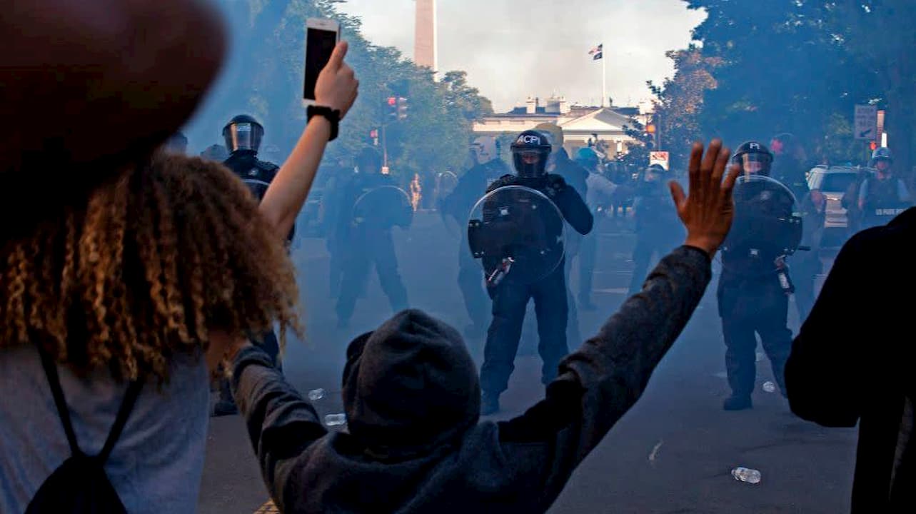 Policiais com equipamentos de choque empurram manifestantes que estavam próximos da Casa Branca em 1º de junho de 2020, durante protesto contra a morte de George Floyd