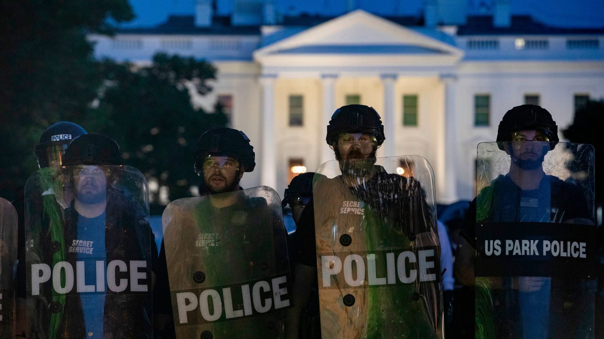 Policiais em frente à Casa Branca durante protestos. Crédito: Getty Images