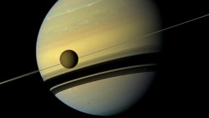 Titã em órbita à volta de Saturno