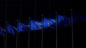 Bandeira da União Europeia em vários mastros