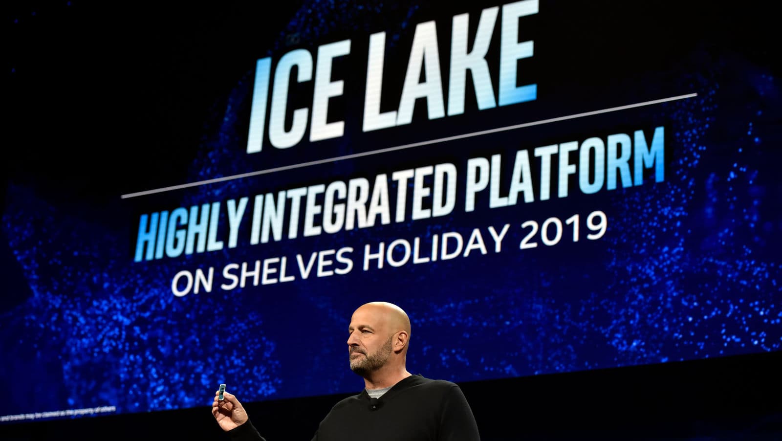 Gregory Bryant, vice-presidente sênior da Intel, exibindo chip Ice Lake durante um evento de imprensa da Intel na CES 2019.