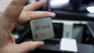 Pessoa segurando um chip AMD Ryzen 3. Crédito: Alex Cranz/Gizmodo