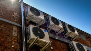 Aparelhos ar-condicionado em prédio. Crédiot: Dirk Waem/GettyImages